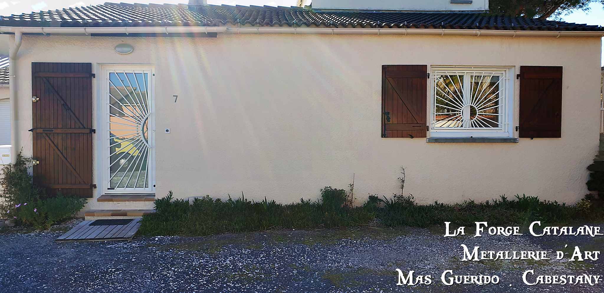 porte et grille de protection motif soleil thermolaquage forge catalane.jpg